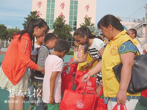 20多名志愿者启智学校送关爱 一场拔河赛乐翻