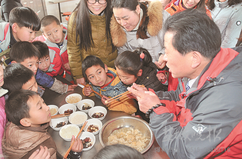留守孩子提前剪窗花喝腊八粥