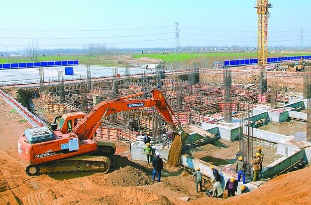 3月19日,在盐连铁路滨海火车站项目建设现场,各作业岗位上的工人正在紧张施工,现场一片繁忙景象。我市境内第一条电气化快速铁路连盐铁路,是纵贯全市南北全境的沿海铁路大动脉,它彻底改变了响水、滨海、射阳三县无铁路的历史,极大地优化了我市临海集疏运体系,对于加快盐城沿海开发步伐、优化东部沿海产业布局、完善区域铁路网结构都具有十分重要意义。