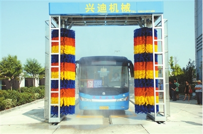 江苏东台:城市公交有了自动洗车线