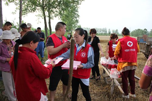 响水红十字志愿者进乡村田头,宣传安全生产秸