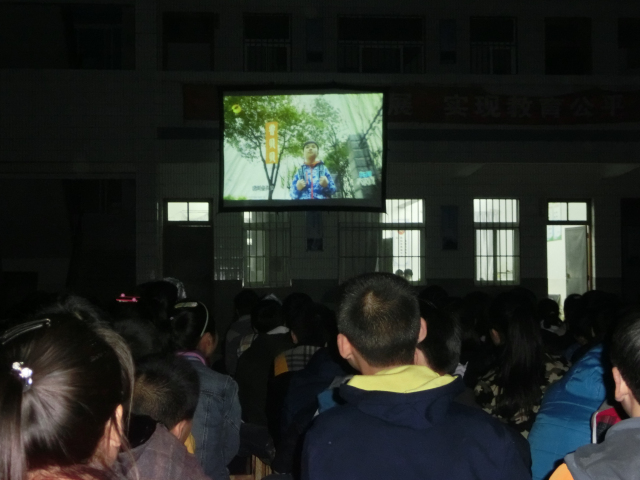 六套中学组织观看安全教育节目《新闻大求真》