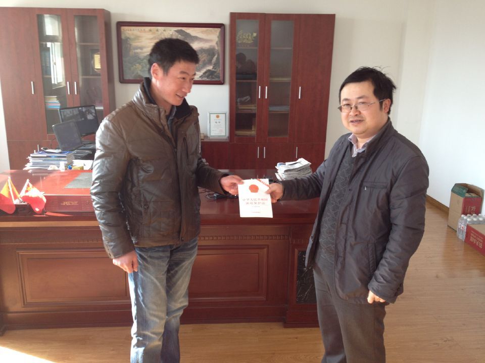 响水环保志愿者开展送新环保法上门活动