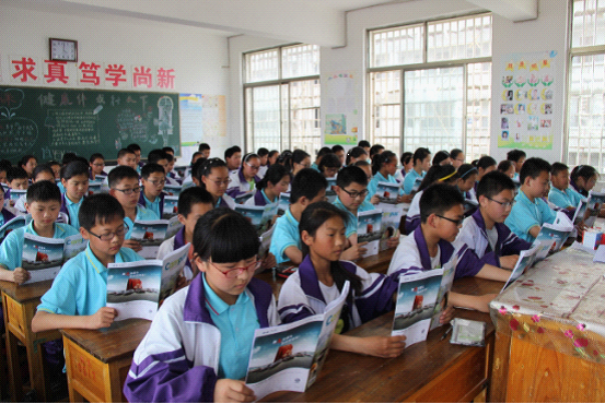 读家奉送进校园--响水邮政向县第一初中赠书