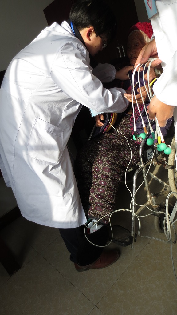 响水县人民医院义诊孤寡老人