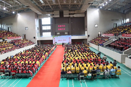 盐城第一中学隆重举行2016届高三成人仪式