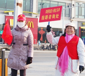 春节期间,扬州邗江区卜桥社区"红马甲"志愿者坚持在街头开展服务