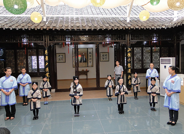 扬城首家私塾学堂开学儿童穿越拜孔子