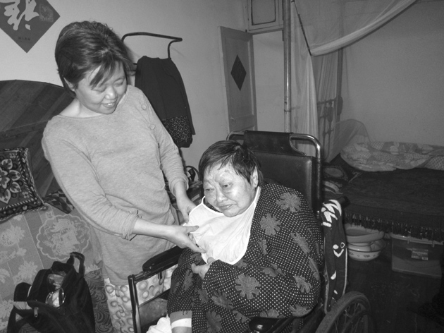 扬州社区 模范媳妇 悉心照料中风婆婆4年