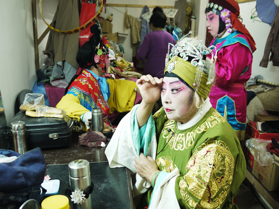 自制戏服道具 草根扬剧队盛装义务为居民演出