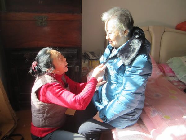 被扬州好人精神感动 东北女儿无偿来扬照顾