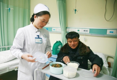 80后女护士长为贫困病人带饭 被赞是特殊病号家人