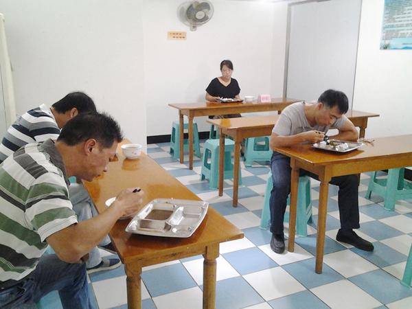 导语 倡导节俭养德全民节约,近日,媒体推出了泔水缸曝光台栏目,并以餐饮和机关、学校、企业食堂为重点,陆续曝光就餐中的浪费现象。本周,记者又连续探访了两家机关单位食堂,探访后发现,两家机关单位食堂剩菜剩饭现象相对较少,一家单位多数员工能做到光盘,而另一家单位食堂就餐人员较多,偶有浪费现象。 市政建设处食堂均能做到光盘。 扬州市级机关食堂文明餐桌公益广告。黄建军 摄 扬州市级机关食堂文明餐桌公益广告。黄建军 摄 每天都要倒满一桶泔水 时间:8月11日中午
