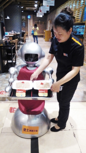 扬城一餐厅现机器人"服务员"会端茶会上菜还会说话