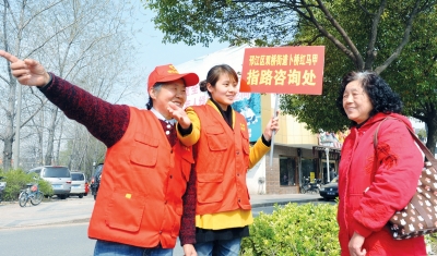 请跟我来 奶奶义工学英语指路