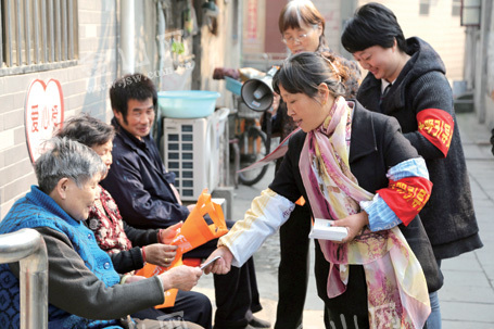 平安锣志愿者走街串巷传文明_江苏文明网