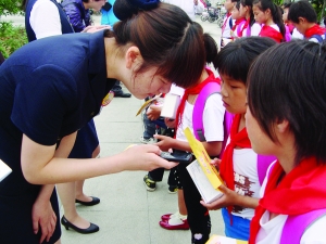 关爱留守<em>儿童</em> <em>红马甲</em>在行动_江苏文明网