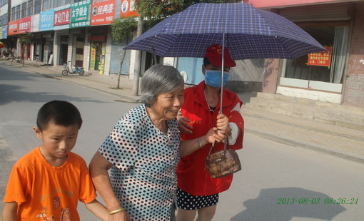 泗阳县:文明交通志愿者酷暑高温天倡导文明出