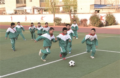 茆圩乡初中学生在绿茵场上踢足球