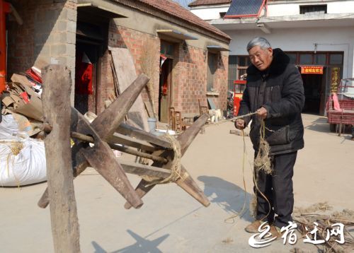 "陈荣训说,制作绳子的原料,大都是当地种植的苘或麻.