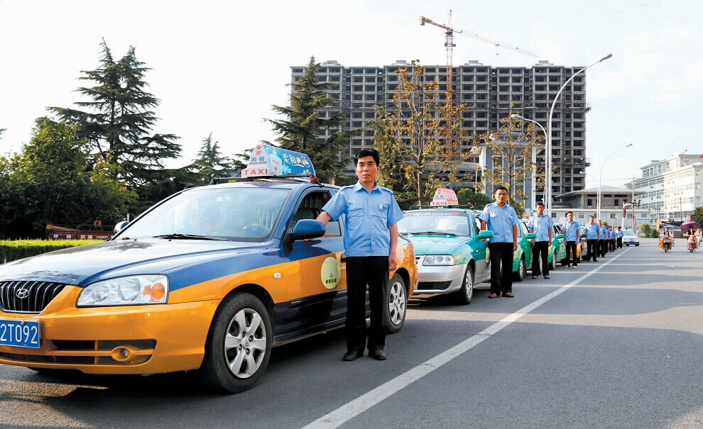 邳州市700余名出租汽车驾驶员统一着装文明上岗