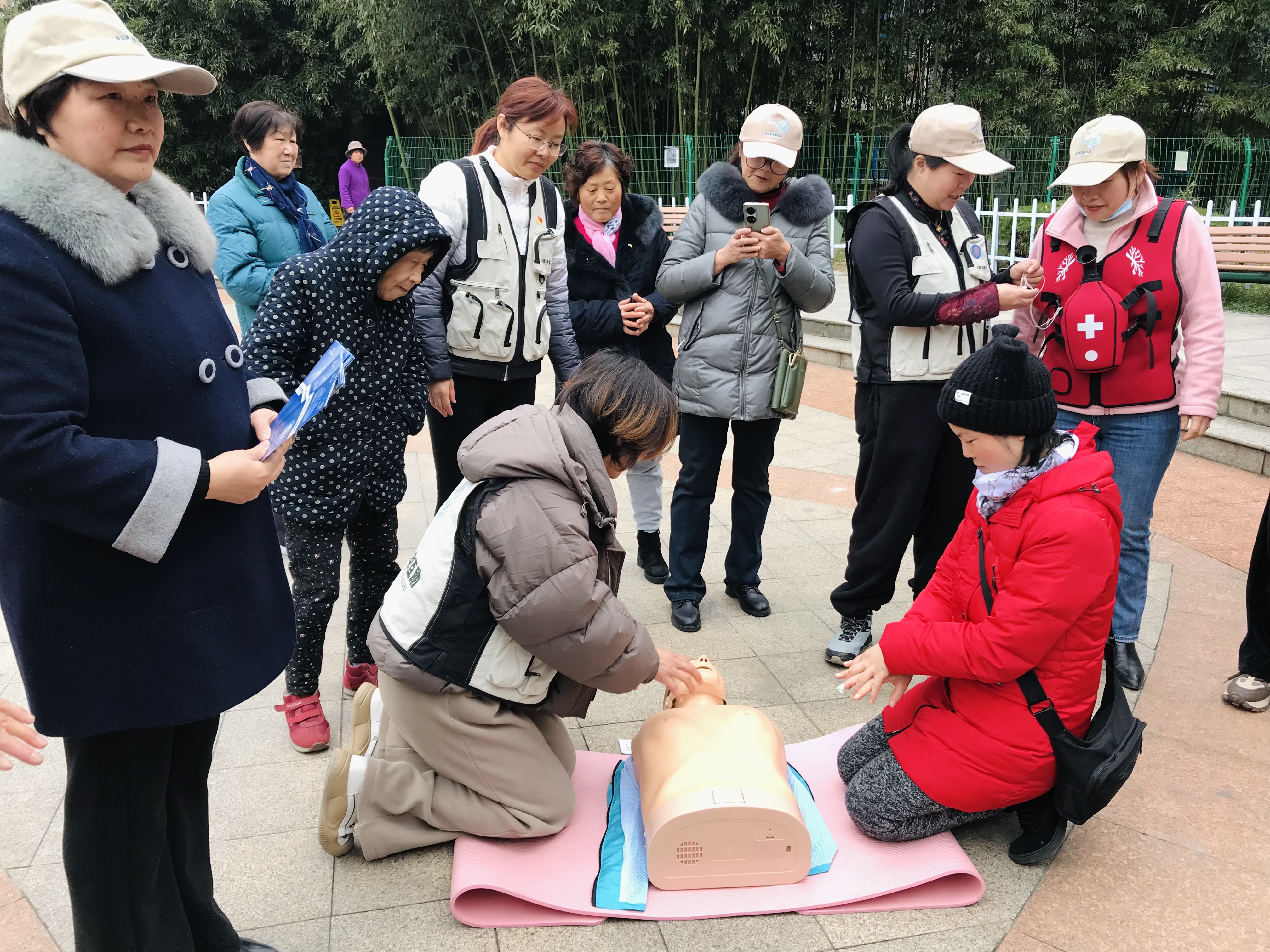 东亭街道春江花园社区新时代文明实践站组织开展“学雷锋”便民服务活动.jpg