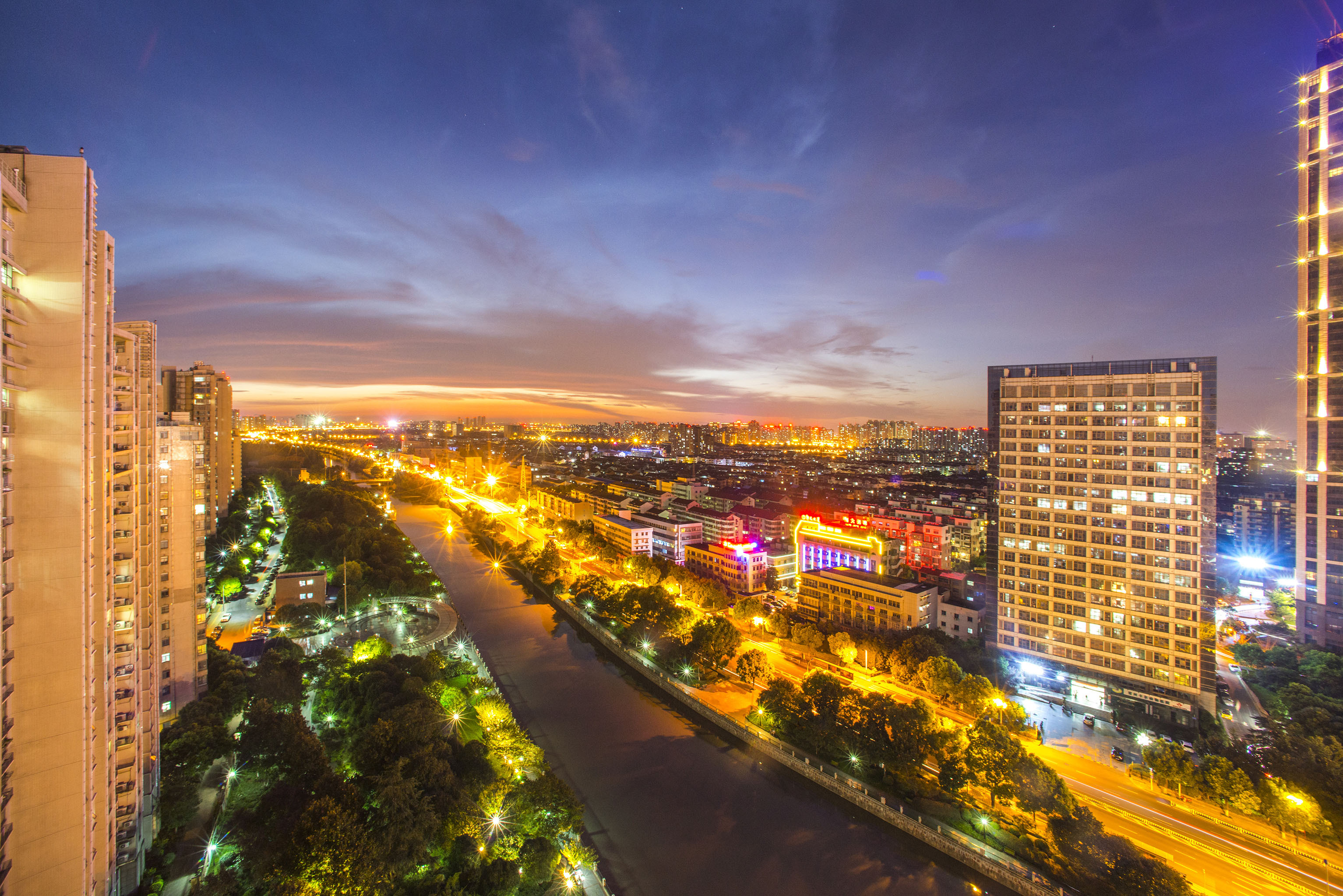 常州钟楼:千年古韵 人文荷花